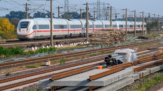 ICE rollt nahe des Bahnhofs Schönhausen an Gleisbauteilen vorbei ICE rollt nahe des Bahnhofs Schönhausen an Gleisbauteilen vorbei