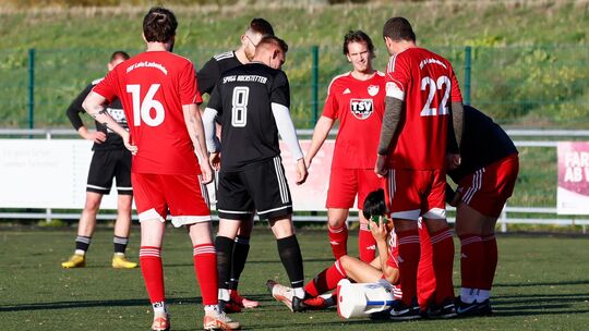Das tat weh: Die deutliche 1:6-Heimniederlage gegen Tabellenführer SG Hochstetten muss der TSV Langenlonsheim/Laubenheim (rote T