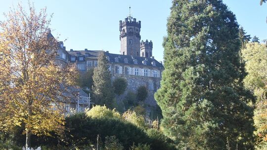 Der Eigentümer des Schlosses Schaumburg möchte auf dem Areal um das Schloss ein Waldhotel errichten. Gegenwind gibt es jetzt vom