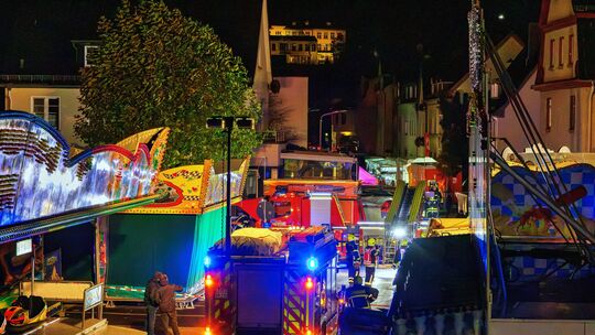 Viele Rettungskräfte waren am Freitag in Nastätten im Einsatz, nachdem eine Metalltraverse an einer Art Eingangsportal zum Oktob