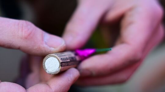 Ein Pyrotechniker hält einen Böller in der Hand (Symbolbild).