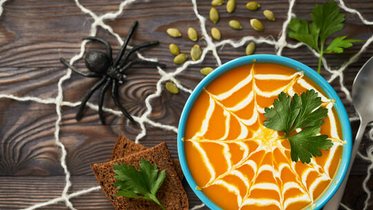 Eine Kürbissuppe passt gut zu Halloween. Eine Kürbissuppe passt gut zu Halloween.