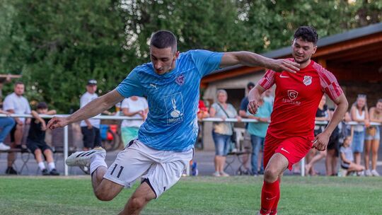 Davyd Sielin (in blau) ist immer für Tore gut. 20 der 32 Treffer des FSV Blau-Weiss Idar-Oberstein hat er alleine erzielt. Selbs Davyd Sielin (in blau) ist immer für Tore gut. 20 der 32 Treffer des FSV Blau-Weiss Idar-Oberstein hat er alleine erzielt. Selbs
