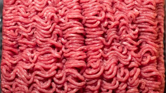 Rinderhackfleisch aus dem Supermarkt liegt in einer Schale