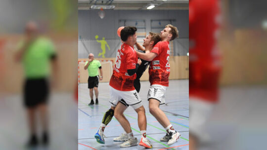 Jens Schneider (links) und Fabian Schmitz (rechts) von der HSG Kastellaun/Simmern II hatten den TV Bad Ems und Oliver Noll vor e