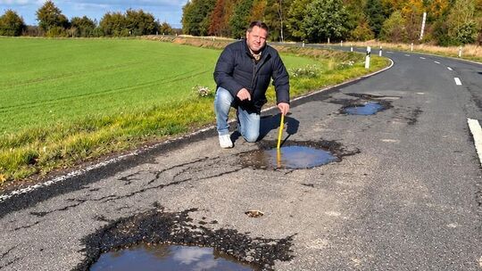 Aktuell ist die L334 zwischen Dahlheim Richtung Dachsenhausen voll gesperrt. Nach Leitungsarbeiten wird nun die Asphaltdecke ein Aktuell ist die L334 zwischen Dahlheim Richtung Dachsenhausen voll gesperrt. Nach Leitungsarbeiten wird nun die Asphaltdecke ein