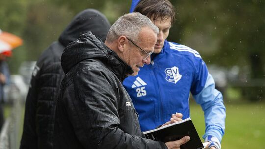 Sechs Punkte würde Lars Lauber, Trainer des SV Binningen (hier mit seinem Spieler Max Regnier), gerne in den nächsten beiden Hei