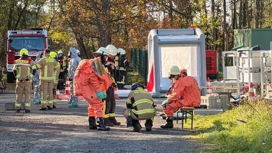 Gefahrstoffeinsatz am am Pumpwerk Weitefeld: Feuerwehrkräfte werden mit Spezialanzügen ausgestattet.