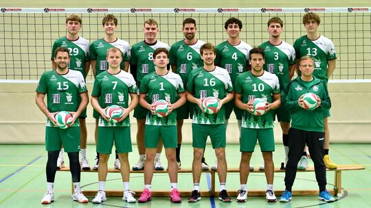 Drittes Saisonspiel, erster Auftritt vor heimischer Kulisse: Die Mannschaft der Westerwald Volleys, hinten von links: Martin Sot