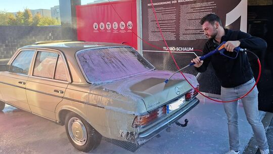 Leon Beichler aus Mudenbach nennt mehrere Oldtimer sein Eigen. Hier reinigt er gerade einen goldfarbenen Mercedes aus den 1970er