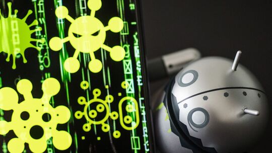 Eine Android-Figur erscheint hinter einem Smartphone