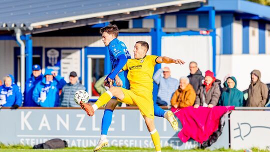 Nach dem 4:2-Heimsieg gegen Hertha Wiesbach steht für Janik Otto (in Blau) und den FC Emmelshausen-Karbach das schwere Auswärtss Nach dem 4:2-Heimsieg gegen Hertha Wiesbach steht für Janik Otto (in Blau) und den FC Emmelshausen-Karbach das schwere Auswärtss