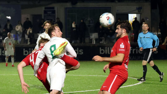 Die SG 2000 Mülheim-Kärlich um Tom Weis (Nummer 8) ging gegen den FC Bitburg mit 1:0 in Überzahl in Führung, musste aber dennoch