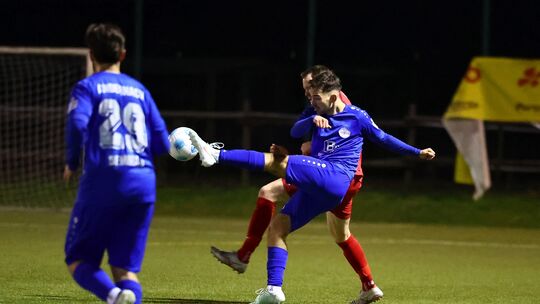 Gian Luca Dolon (blaues Trikot, am Ball) war am Freitaabend im Spiel gegen den FSV Trier-Tarforst der einzige Andernacher Torsch Gian Luca Dolon (blaues Trikot, am Ball) war am Freitaabend im Spiel gegen den FSV Trier-Tarforst der einzige Andernacher Torsch