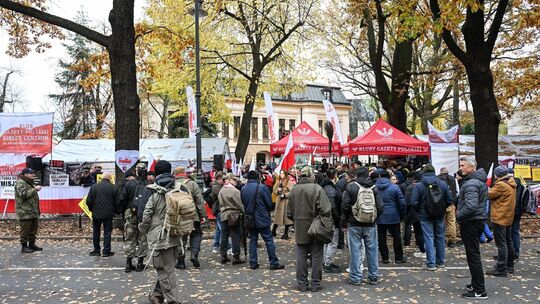 Polizei vor dem Gebäude des Verfassungsgerichts in Warschau Polizei vor dem Gebäude des Verfassungsgerichts in Warschau