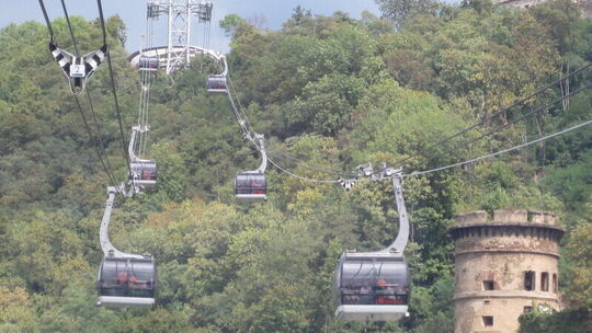 Die Seilbahn hoch zur Festung Die Seilbahn hoch zur Festung