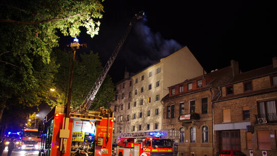 Dachstuhlbrand in Mainzer Innenstadt - Rheinallee gesperrt