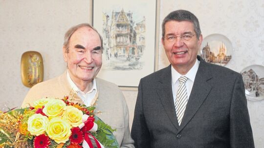 Oberbürgermeister Jens Beutel (SPD, rechts) übergab Karl Delorme einen Kalender mit Fotos aus dessen Leben.. Foto: Harry Braun Oberbürgermeister Jens Beutel (SPD, rechts) übergab Karl Delorme einen Kalender mit Fotos aus dessen Leben.. Foto: Harry Braun