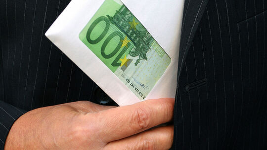 Mainz/Trier Sie sollen im großen Stil mit Autoverkäufen Steuern in zweistelliger Millionenhöhe hinterzogen haben - die Staatsan