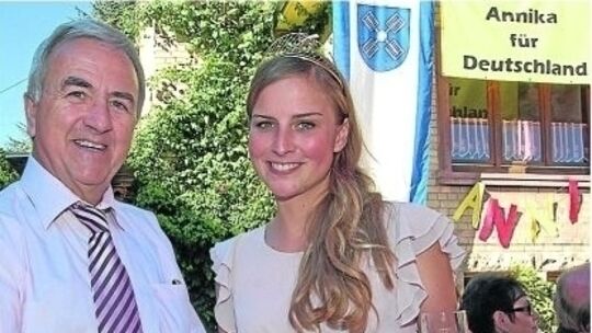 Weinkönigin Annika verzückt ihr Heimatdorf Wintersheim
