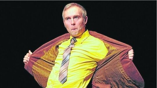 Komiker Johann König balanciert am Abgrund des Nichts