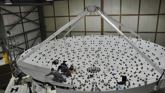 Mainzer Fachleute montieren weltweit größtes Radioteleskop auf 3000 Meter Höhe