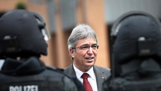 Innenminister Roger Lewentz mit Polizisten